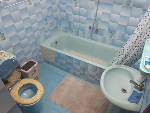 洛美Guesthouse Rotimex的浴室配有卫生间、浴缸和水槽。