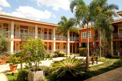 阿蒂巴亚Atibaia Residence Hotel & Resort的享有树木和植物的建筑的外部景色