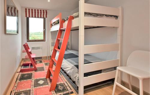 Saint-Georges-en-Auge3 Bedroom Stunning Home In Saint-georges-en-auge的配有两把红色梯子的客房内的双层床