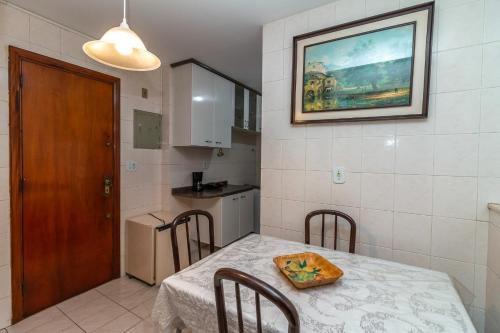 里约热内卢Copacabana Apartamento - Ouro的厨房配有带盘子的桌子