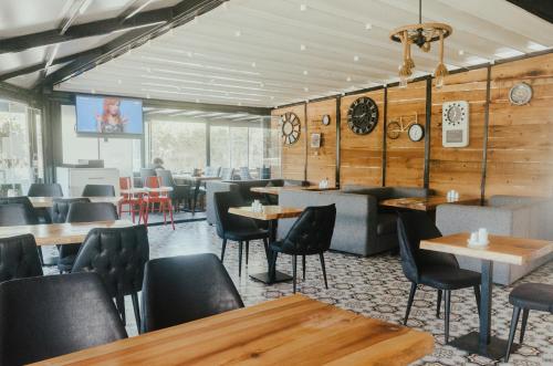 伊斯坦布尔Tips For istanbul的餐厅拥有木墙和桌椅