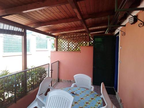 帕利努罗Casa Vacanze Mimose的阳台的天井配有桌椅
