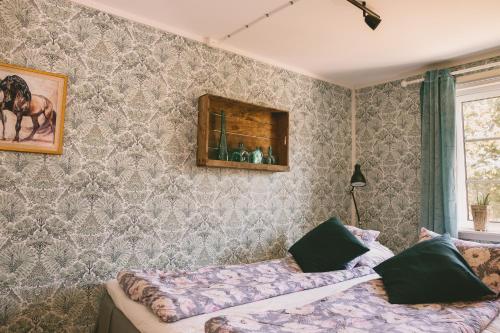 布拉斯泰德Toric Farmlodge的卧室配有一张床,墙上挂着一幅画