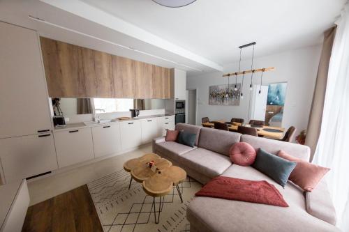 奥拉弗斯卡雷斯纳Apartmán Snow的客厅配有沙发和桌子