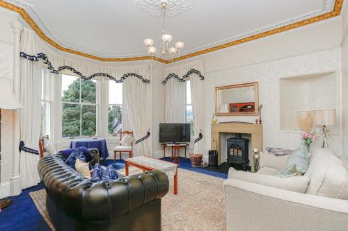 卡伦德Arden House B&B and Self-Catering的带沙发和壁炉的客厅