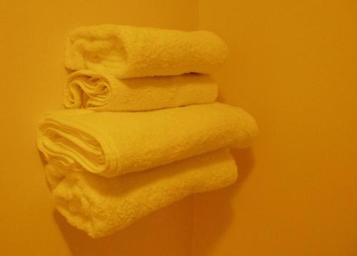 利物浦汉诺威酒店&麦卡特尼酒吧的挂在墙上的一堆白色毛巾