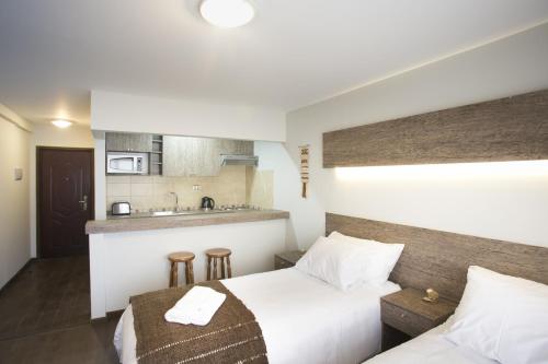 科伊艾科轮博苏尔公寓的酒店客房带一张床和一个厨房