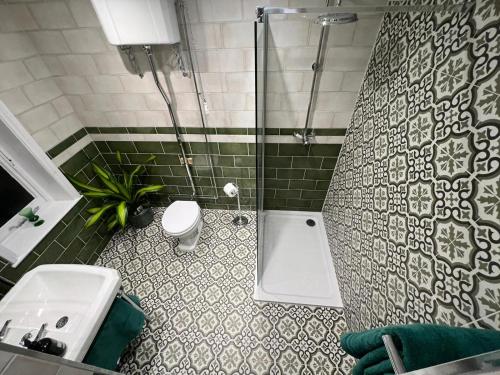 赖德Westend的一间带水槽、卫生间和淋浴的浴室