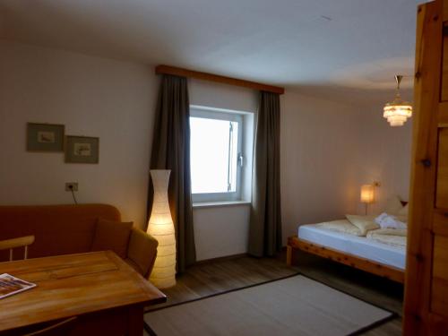 塔弗伊拜耳格弗朗森雪和酒店的小房间设有床和窗户