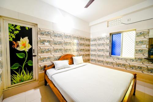 普里Goroomgo Ray Home Stay Swargadwar Puri的一间卧室设有一张床和一个窗口