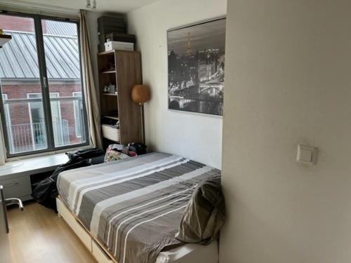 莱茵河畔阿尔芬center appartement 2 rooms的一间设有床铺的卧室,位于带窗户的房间内