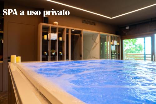 法拉-迪索利戈AL TIGLIO的客房内的一大片蓝色水