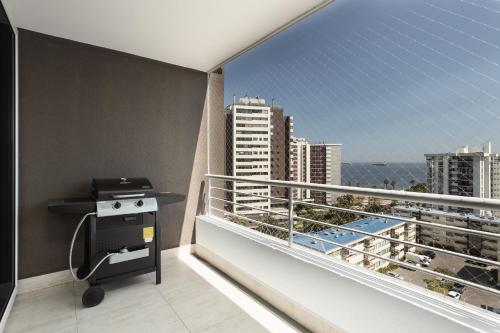 维纳德马departamento 9 norte 450的阳台设有烧烤,享有海景。