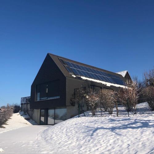 加姆利茨LOGIS125 I Barbara Hofmann的雪中太阳能电池板的房子