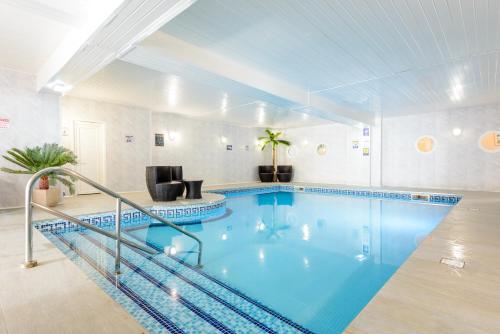 纽基Barrowfield Hotel的客房内的大型游泳池