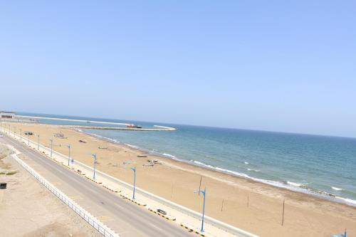 索哈尔Marina的享有海滩、道路和大海的景色