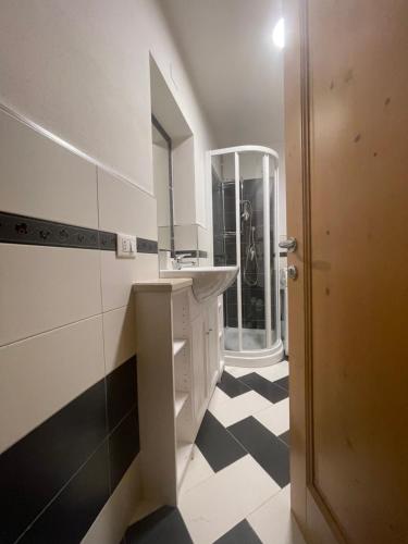 PontagnaAppartamento Serenella的一间带水槽和镜子的浴室