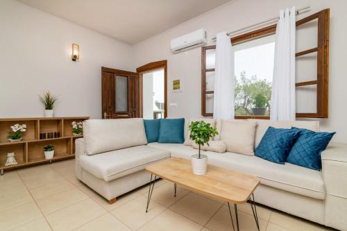 凯里翁Villa Astoria Limni Keriou的客厅配有沙发和桌子