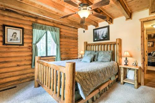 达克科里克村Cozy Utah Cabin with Pool Table, Deck and Fire Pit!的小木屋内一间卧室,配有一张床