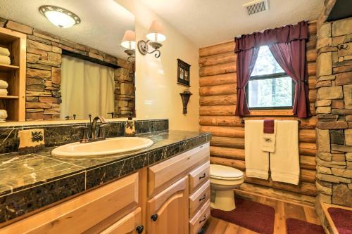 达克科里克村Cozy Utah Cabin with Pool Table, Deck and Fire Pit!的小木屋浴室设有水槽和卫生间