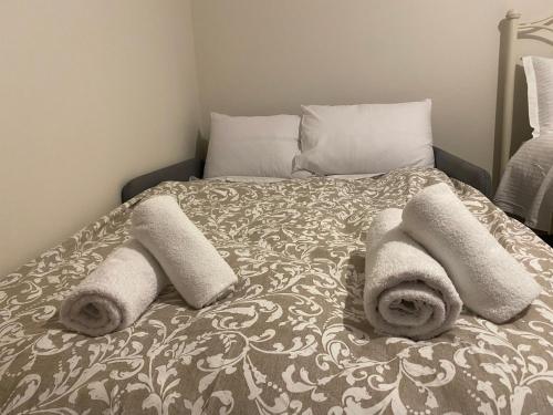 特里卡拉Trikala Paradise的床上有毛巾的床