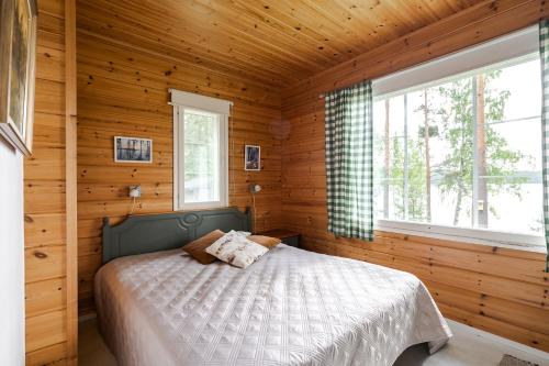 Himos库安帕沃克拉姆旅馆的小木屋内一间卧室,配有一张床