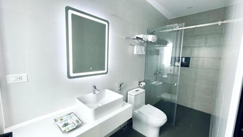 Cam LâmThe Track Homestay的一间带水槽、卫生间和玻璃淋浴间的浴室