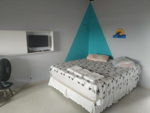 伊列乌斯VENTO E SAL - Cobertura MAR的一间卧室配有一张带蓝色帐篷的床