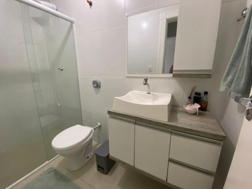 巴拉奈里奥-坎布里乌Apartamento Balneário Camboriú的浴室配有卫生间、盥洗盆和淋浴。