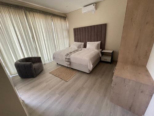 纳布姆斯普雷特VENNIC VILLA (Euphoria 135)的卧室配有床、椅子和窗户。