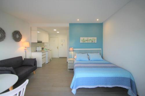 阿利坎特CasaTuris Estudio vistas increíbles en Centro de Alicante A115的一间带床和沙发的小卧室
