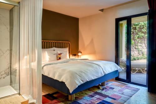 索列尔港Bikini Island & Mountain Port de Soller "Adults only"的一间卧室设有一张大床和一个窗户。