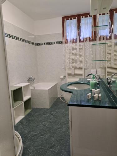 莱万托Casa di Gian的浴室配有盥洗盆、卫生间和浴缸。