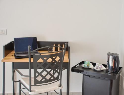 那不勒斯玛格丽特别墅酒店的一张桌子、椅子和一台笔记本电脑