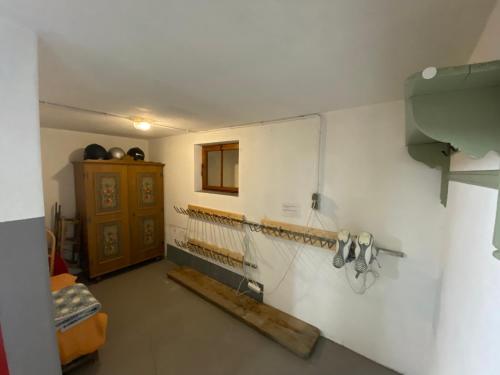 LähnGästehaus Schmitt的客房设有带水龙头墙的厨房