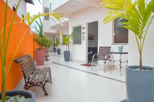 凯鲁Villa do Mar的大楼内带椅子和盆栽的走廊