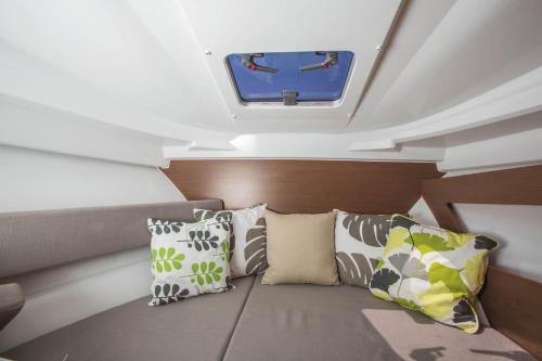 路次亚Merry Fisher 795 - Iwona的船上的小床,天花板上配有电视