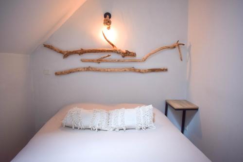 多勒Appartement classé "La Tour"的卧室配有一张床铺,墙上有一条支架