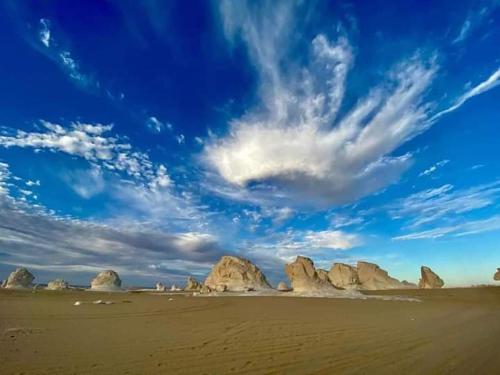 BawatiWestern desert safari的享有岩石和蓝天海滩的美景
