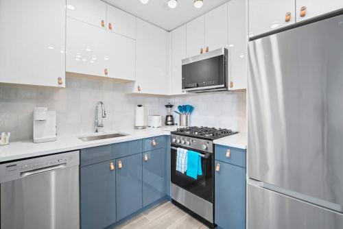 大西洋城Unit 2 Closest home to Stockton College European style的厨房配有蓝色橱柜和炉灶烤箱。