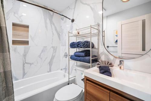 大西洋城Unit 2 Closest home to Stockton College European style的带浴缸、卫生间和盥洗盆的浴室