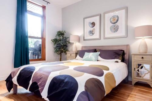 蒙特利尔蒙特利尔梅特蒙皇家公寓的一间卧室设有一张大床和一个窗户。