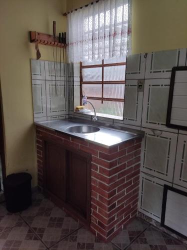 尚格里拉Casa Família Mattos的厨房设有砖水槽和窗户