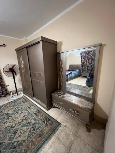 开罗Dar Misr的一间卧室设有大衣柜和镜子