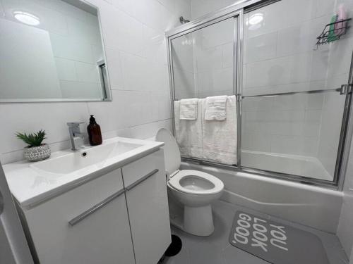 布鲁克林Modern 2 bedroom apt w pool table in Heart of BKLYN的白色的浴室设有卫生间和淋浴。