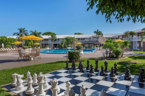 西棕榈滩贝斯特韦斯特普勒斯棕榈滩湖群酒店的一个带游泳池的度假村前方的棋盘