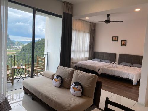 怡保Sunway Onsen COSY HOME Tambun Ipoh的一间带两张床和一张沙发的客厅