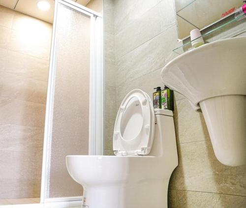 宜兰市Alley-巷弄75包棟民宿的浴室配有白色卫生间和淋浴。