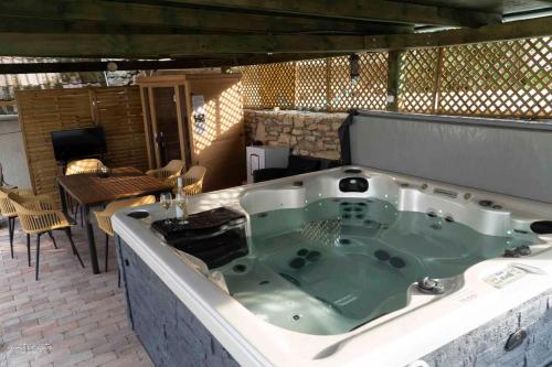 大瓦若尼Holiday home in Nagyvazsony - Balaton 43410的天井顶部的浴缸