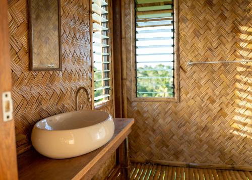 公主港Ocean Green Eco Lodge的一个带大碗水槽的柜台浴室